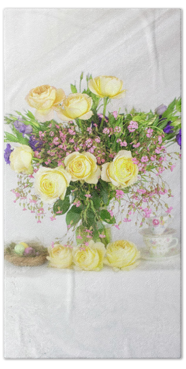 Roses Hand Towel featuring the photograph Peachy Yellow Roses and Lisianthus Bouquet by Susan Gary