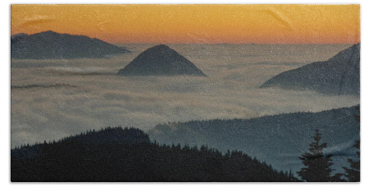 Beauty In Nature Bath Towel featuring the photograph Peaks Above the Fog at Sunset by Jeff Goulden