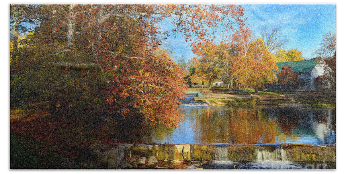 Falls Park Bath Towel featuring the photograph Pendleton Falls Park in the Fall by Amy Lucid