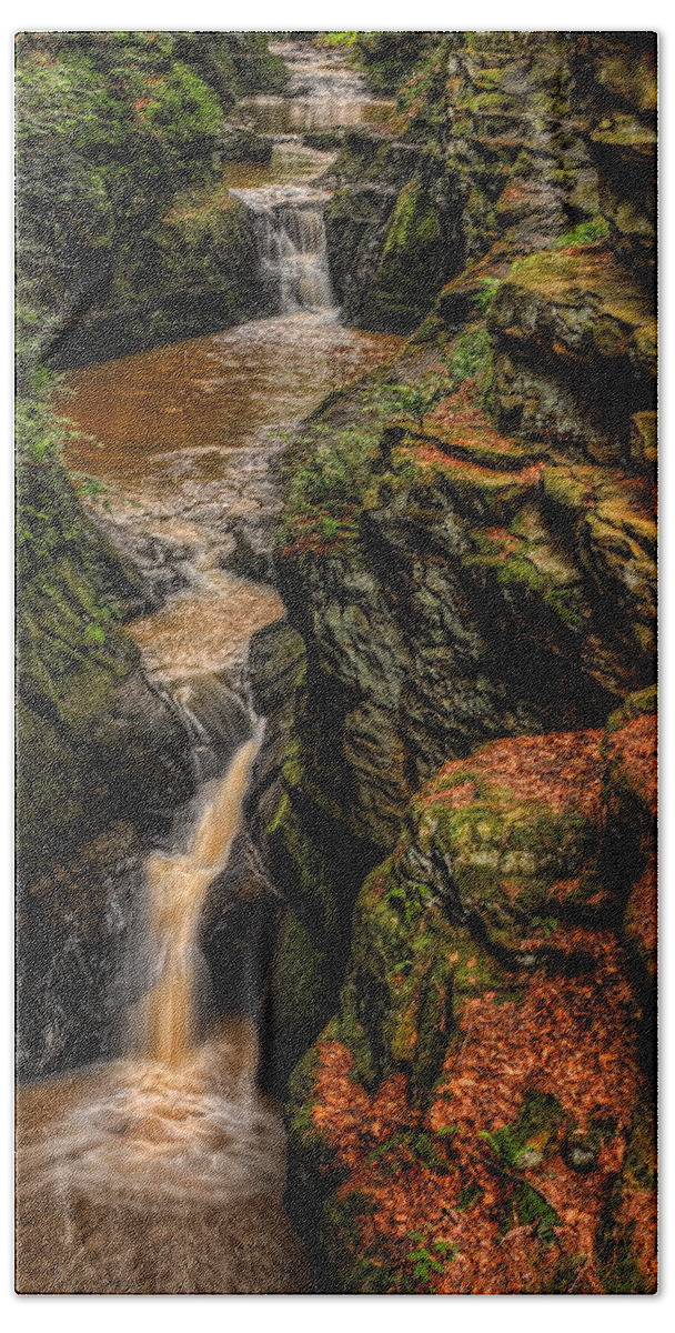 Pewits Nest Bath Towel featuring the photograph Pewits Nest Three Waterfalls by Dale Kauzlaric