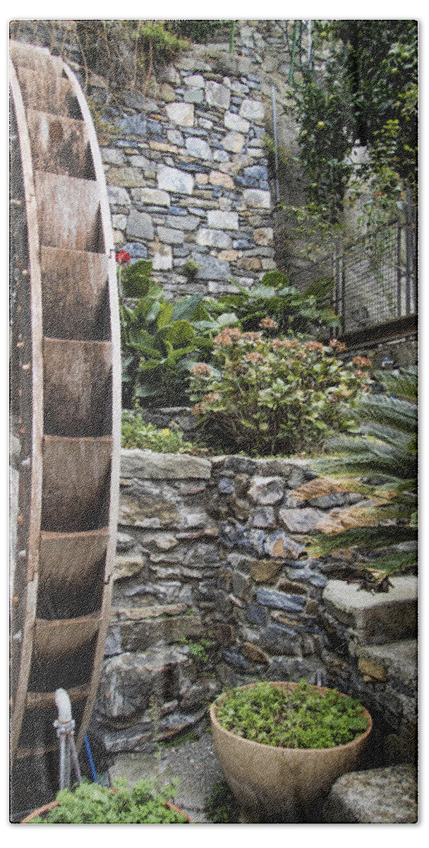 Water Bath Towel featuring the photograph Pictueresque Waterwheel in Cinqueterre Garden by David Smith