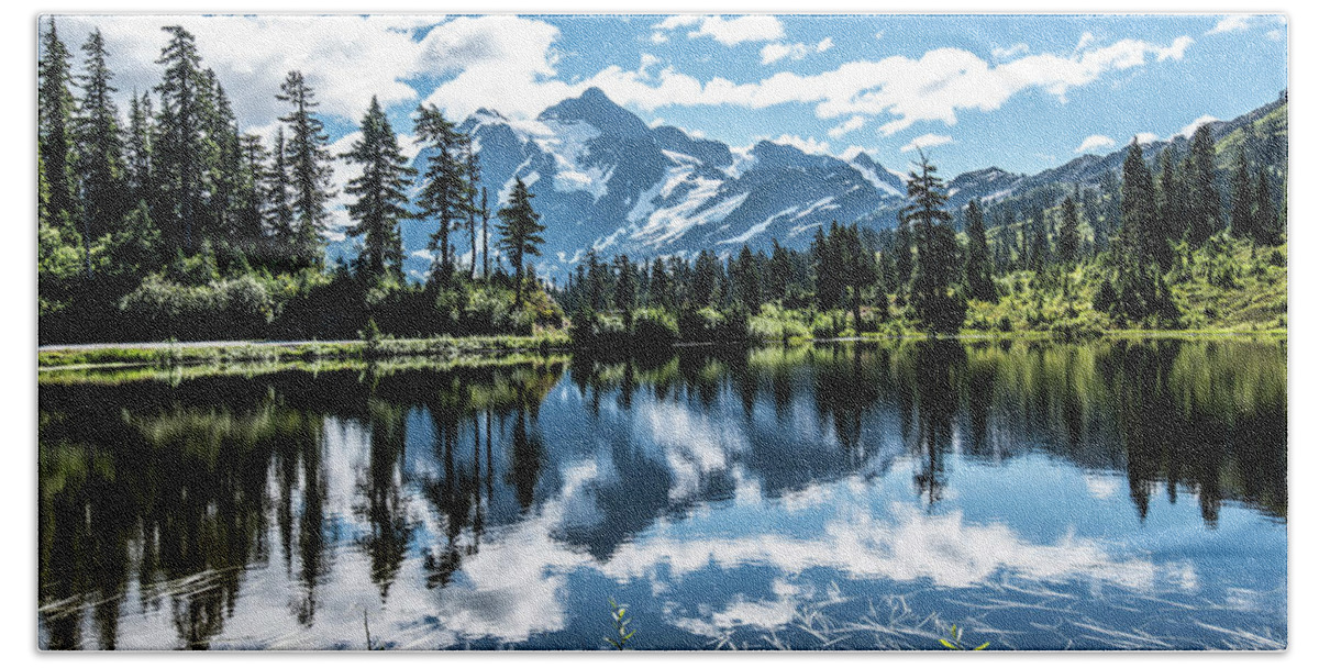 Picture Lake Bath Towel featuring the photograph Picture Lake by Tom Cochran