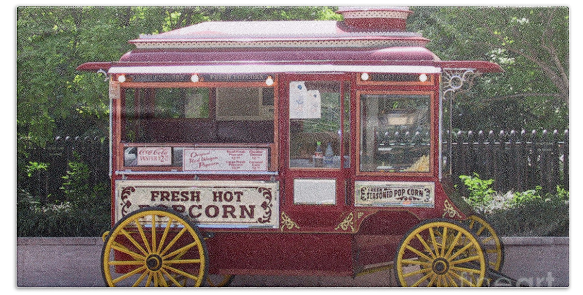 Popcorn Bath Towel featuring the photograph Popcorn Wagon by Thomas Marchessault