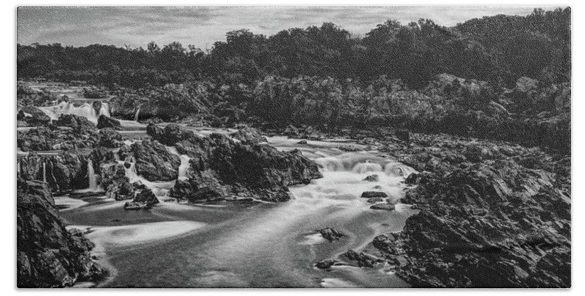 Great Falls Bath Towel featuring the photograph Potomac by Izet Kapetanovic