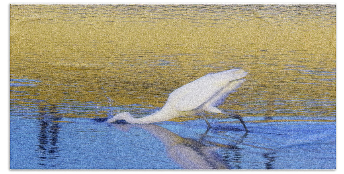 Great White Egret Bath Towel featuring the photograph Quick Strike by Scott Cameron