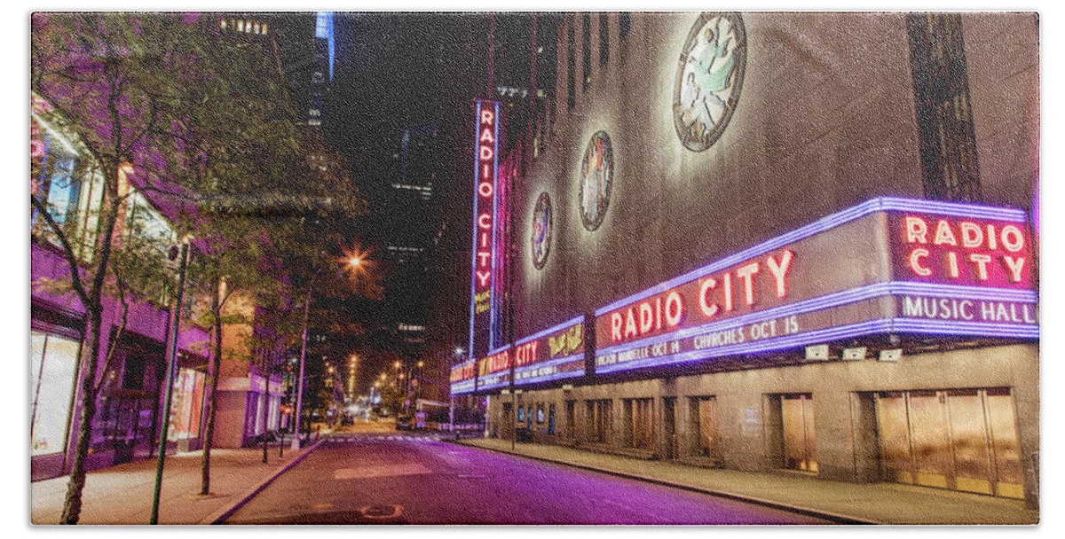 Nyc Bath Towel featuring the photograph Radio City Music Hall at Night by John McGraw