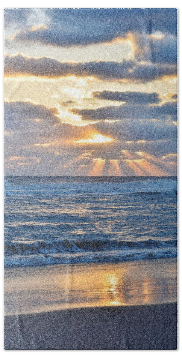 Obx Sunrise Bath Towel featuring the photograph Rays of light by Barbara Ann Bell