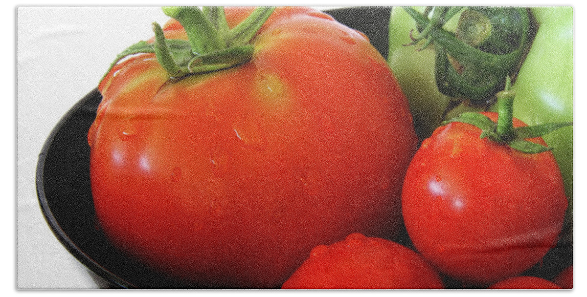 Close Up Bath Towel featuring the photograph Red and Green Tomatoes by David and Carol Kelly