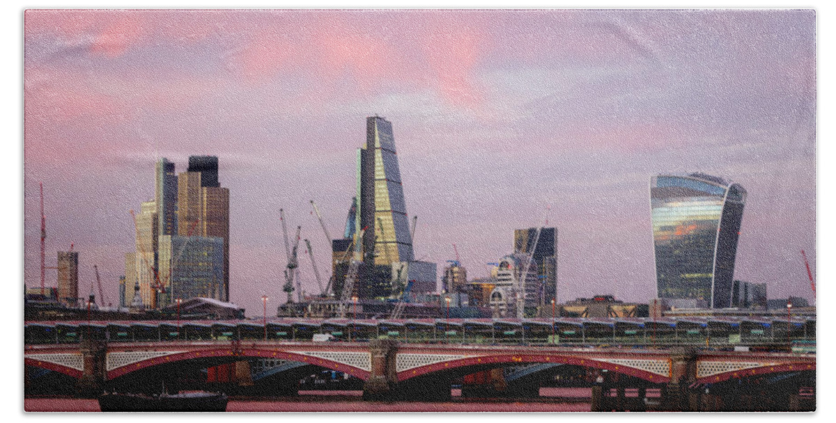 London Hand Towel featuring the photograph Red Sky Over London by Rick Deacon