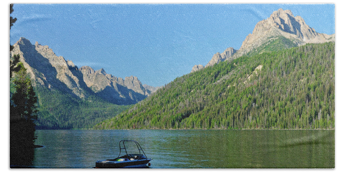 Sawtooth Mountains Bath Towel featuring the photograph Redfish Relaxation by Greg Norrell