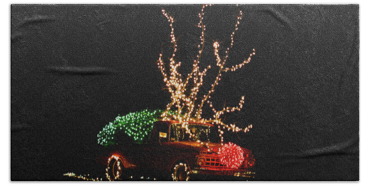 Christmas Lights Bath Towel featuring the photograph Reintruck by Dale R Carlson