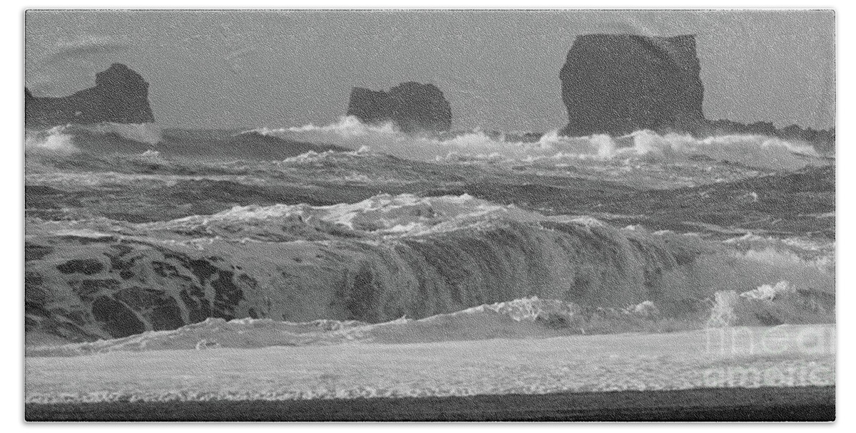 Dyrholaey Arch Bath Towel featuring the photograph Reynisfjara Beach Vik Iceland 6845 by Jack Schultz