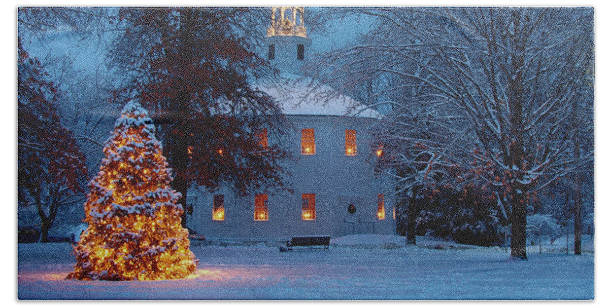 Round Church Bath Towel featuring the photograph Richmond Vermont round church at Christmas by Jeff Folger