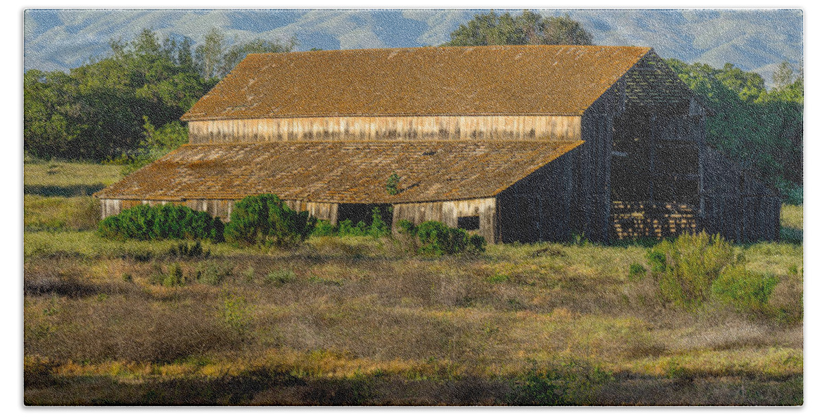 Old Barn Hand Towel featuring the photograph River Road Barn by Derek Dean