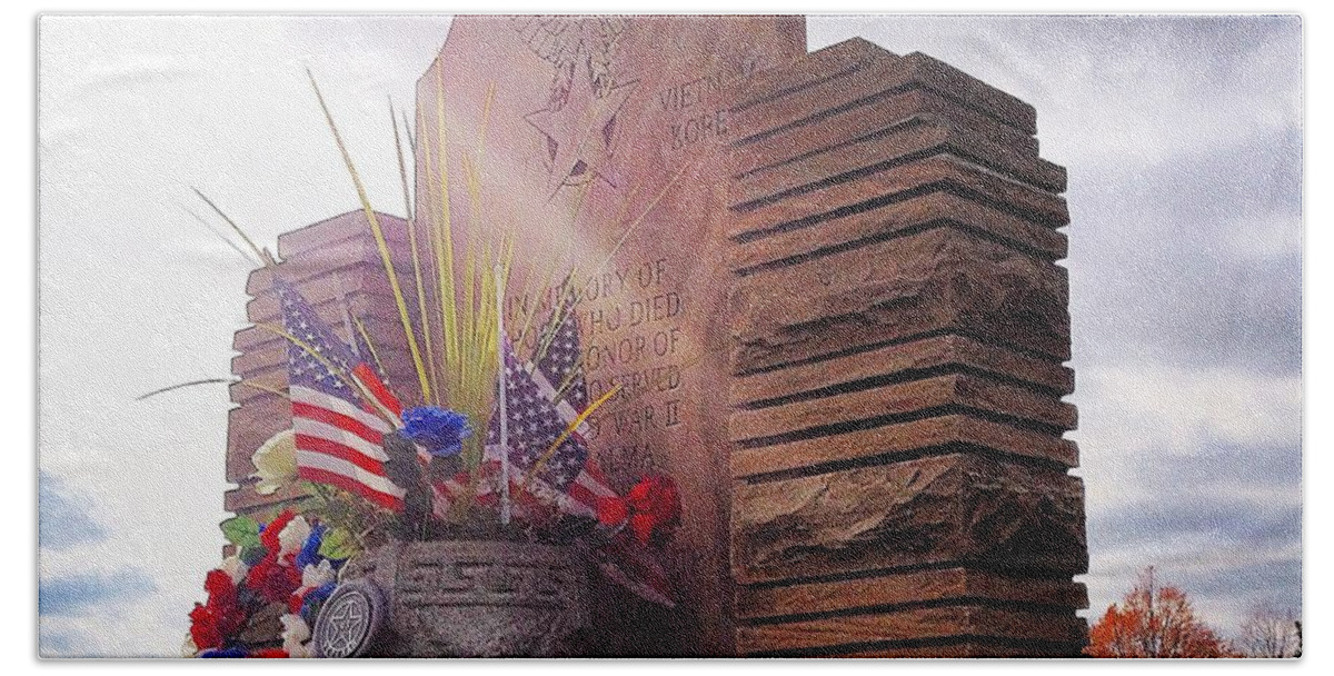 Alma Bath Towel featuring the photograph Riverside Cemetery War Memorial by Chris Brown