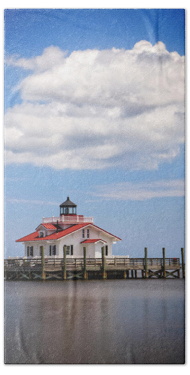 Lighthouse Bath Towel featuring the photograph Roanoke Marshes Light by Alan Raasch