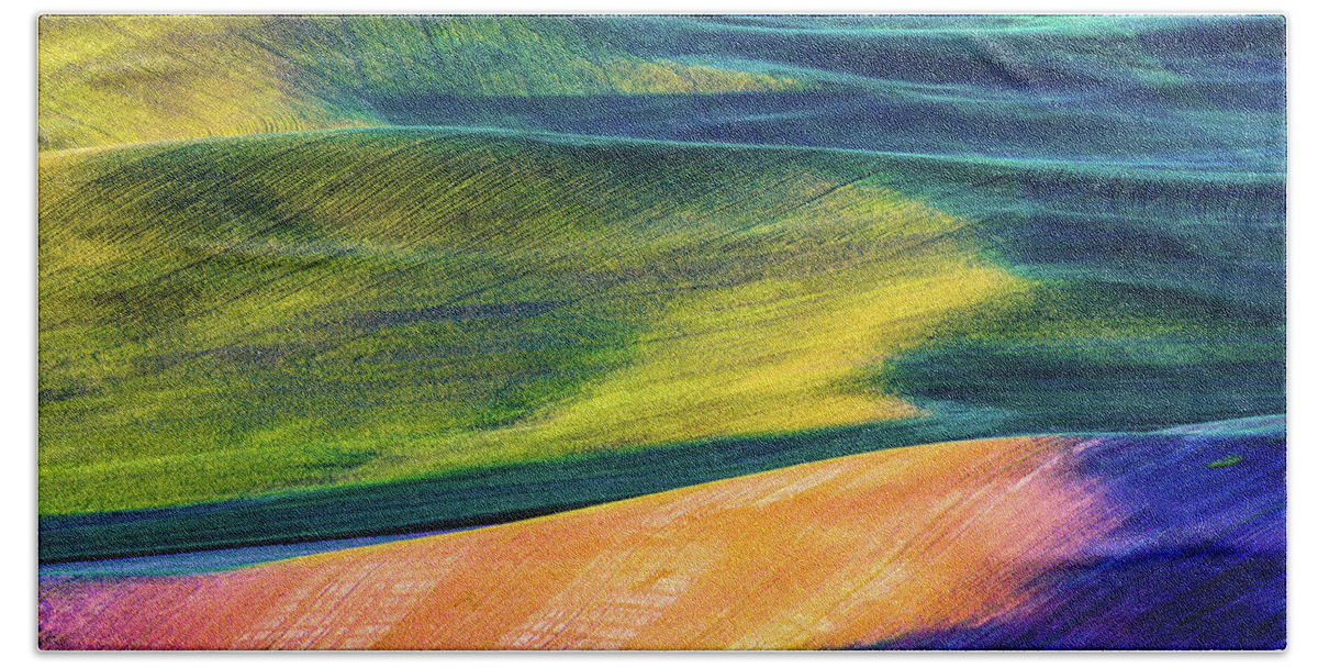 Landscape Hand Towel featuring the photograph Rolling wheat hill - Palouse by Hisao Mogi