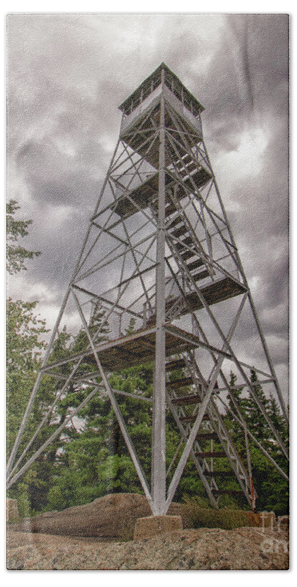 Mountain Bath Towel featuring the photograph Ronadaxe Firetower by Rod Best