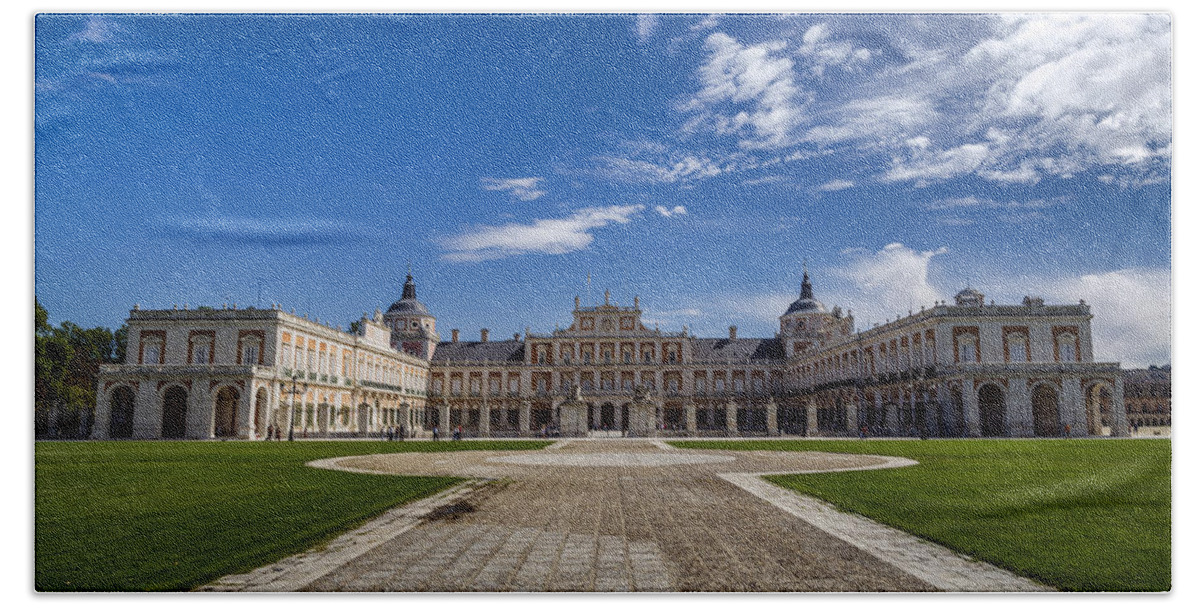 Royal Bath Towel featuring the photograph Royal Palace of Aranjuez by Pablo Lopez
