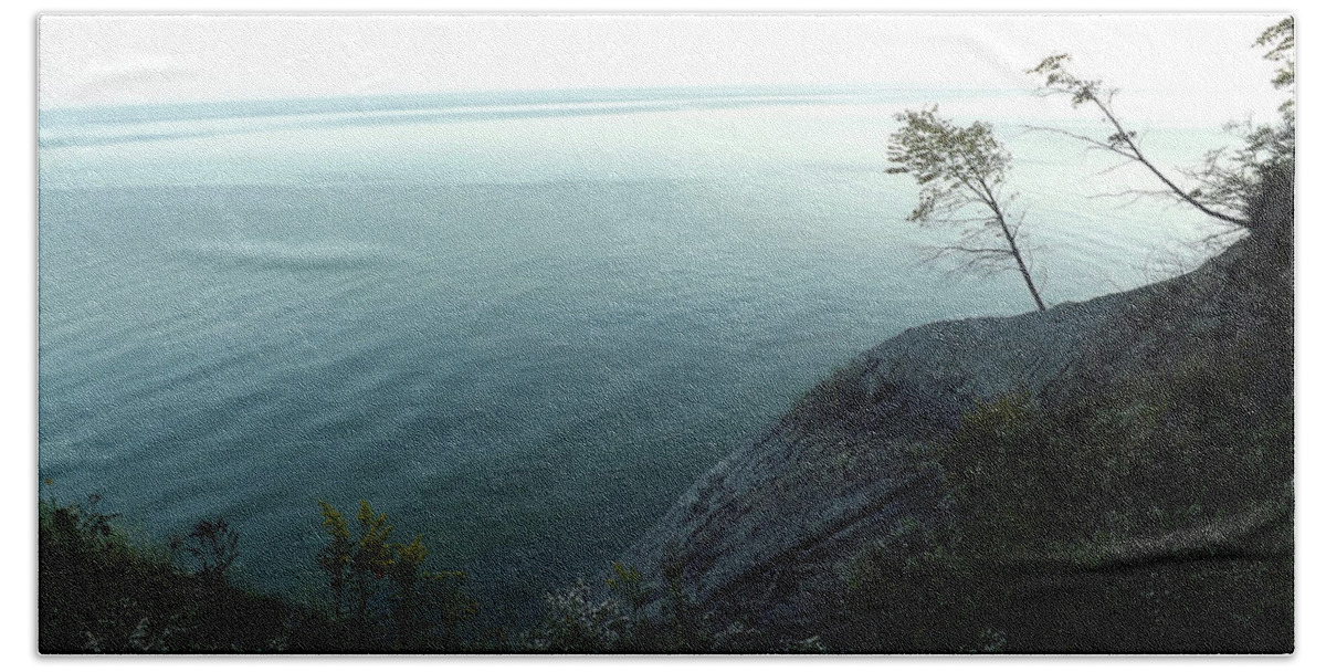 Lake Erie Bath Towel featuring the photograph Rugged Coastline by Joyce Wasser