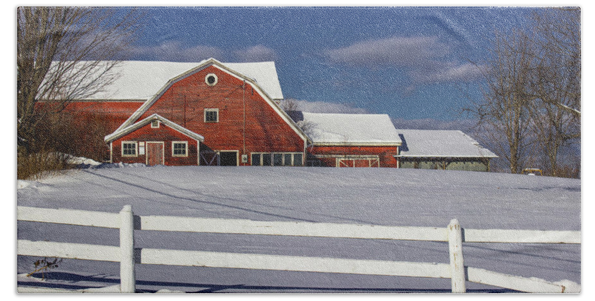 Vermont Bath Towel featuring the photograph Ruggles Barn by Tim Kirchoff