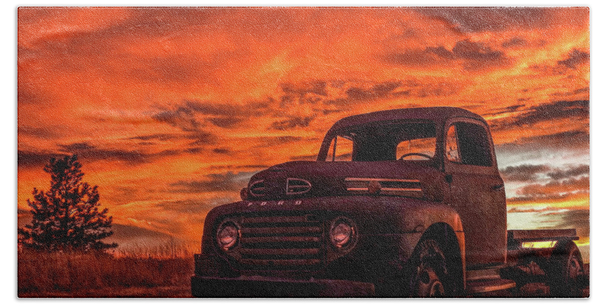 1948 Bath Towel featuring the photograph Rusty Truck Sunset by Dawn Key
