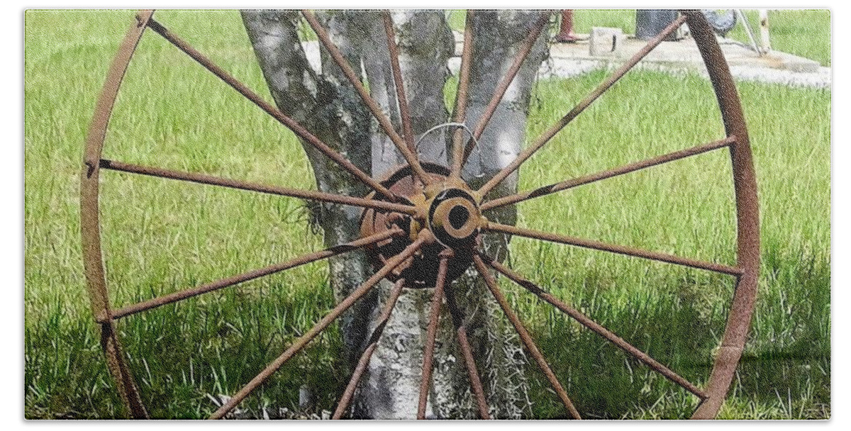 Old Wheel Bath Towel featuring the photograph Rusty Wheel by D Hackett