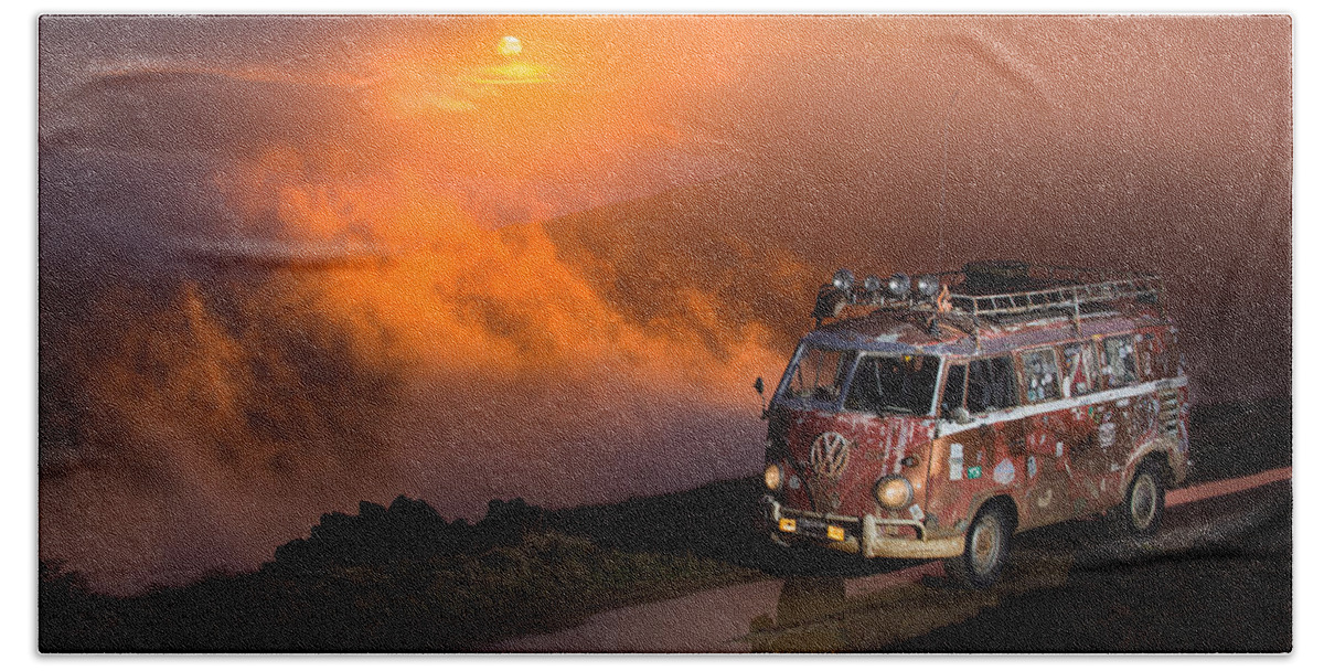 Mount Shasta Bath Towel featuring the photograph Rustybus Above the Sunset by Richard Kimbrough