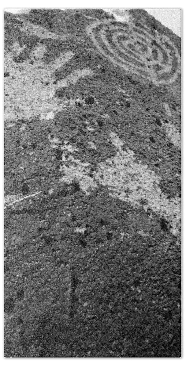Petroglyphs Hand Towel featuring the photograph Sacred Hand b/w by Glory Ann Penington