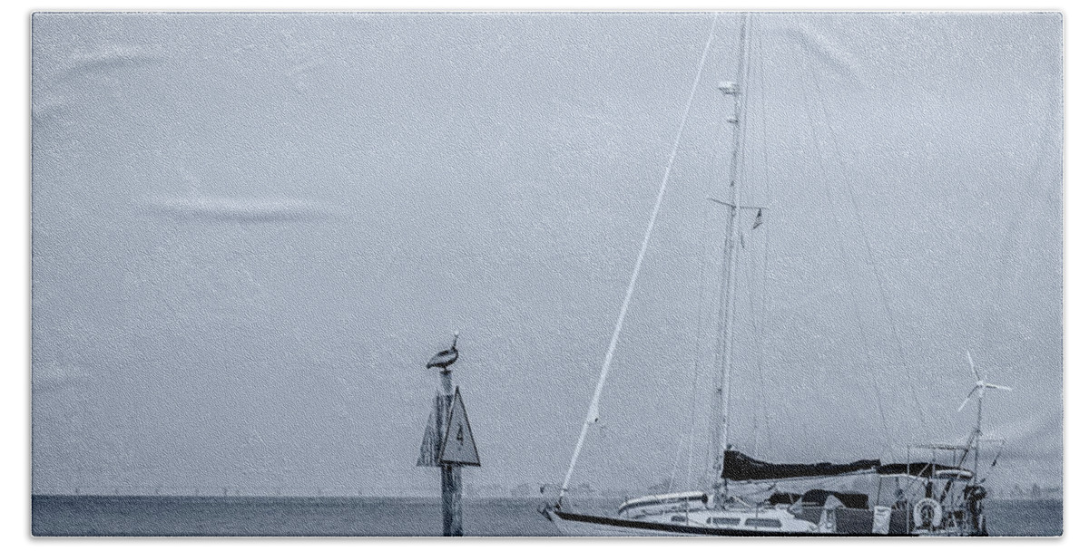 Black And White Bath Towel featuring the photograph Sailboat by Ron Pate