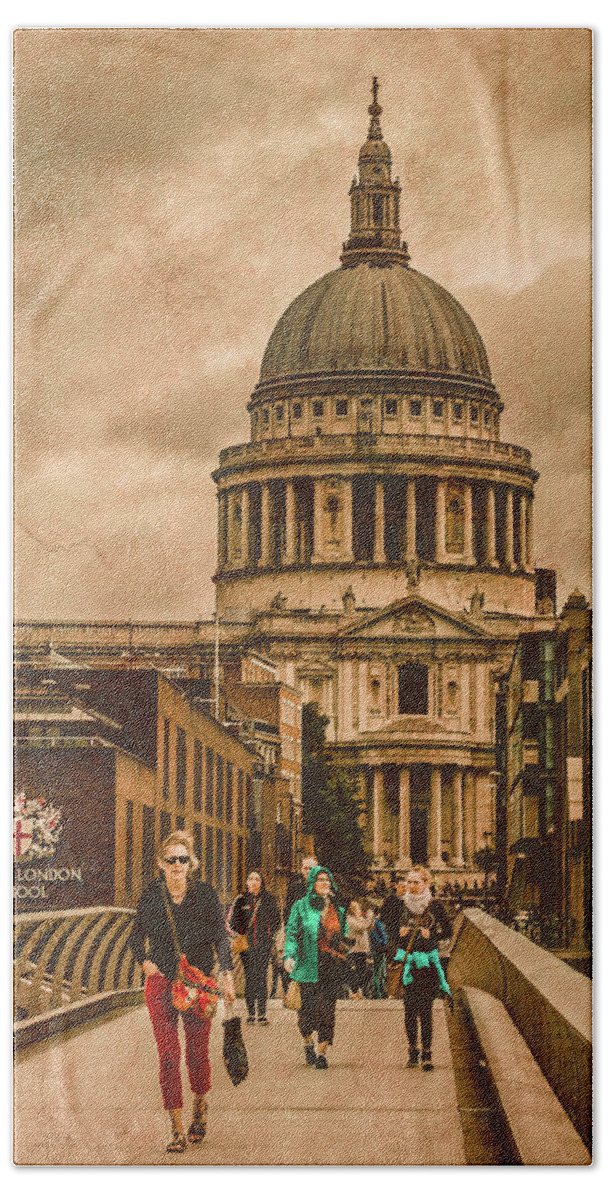 England Hand Towel featuring the photograph London, England - Saint Paul's in the City by Mark Forte