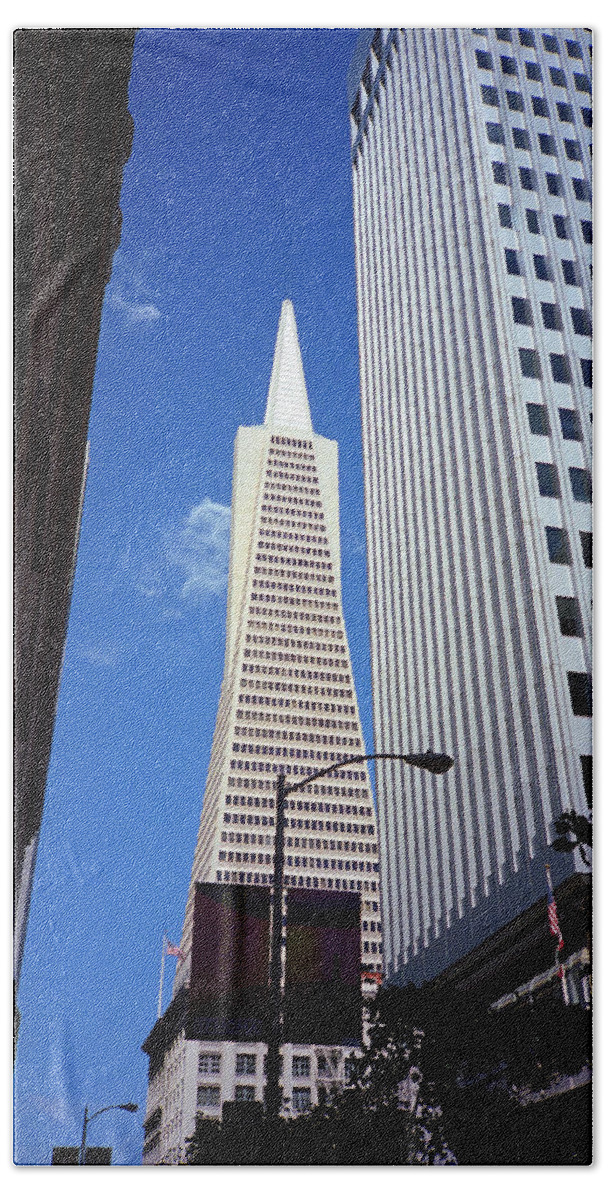 America Bath Towel featuring the photograph San Francisco - Transamerica Pyramid Building by Frank Romeo