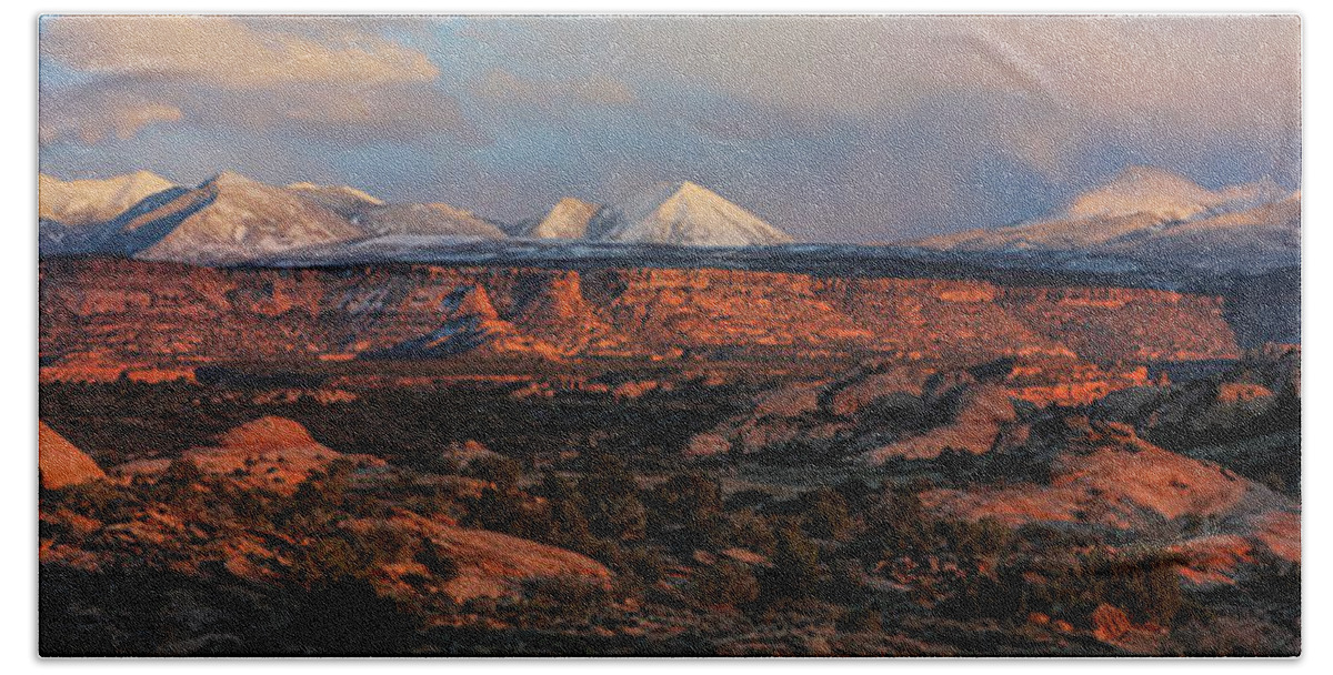 Sand Flats Hand Towel featuring the photograph Sand Flats Sunset by Dan Norris