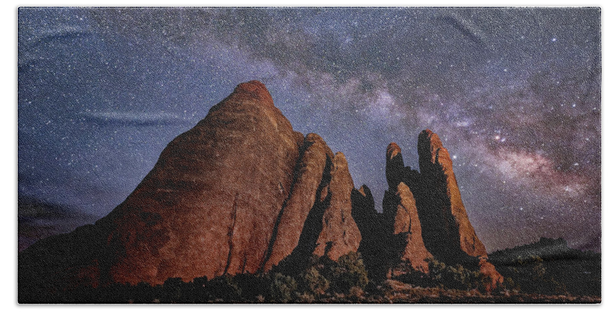 Arches Bath Towel featuring the photograph Sandstone and Milky Way by Michael Ash