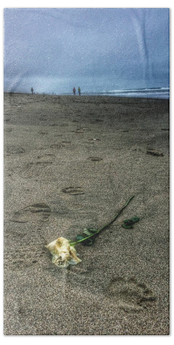 Rose Bath Towel featuring the photograph Saying Goodbye One Last Time by Nick Heap