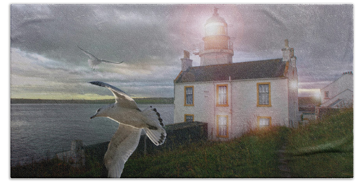Lighthouse Bath Towel featuring the photograph Scottish Beacon by Robert Och