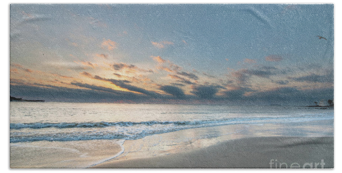 Sunrise Bath Towel featuring the photograph Sea Shore Island Life by Dale Powell