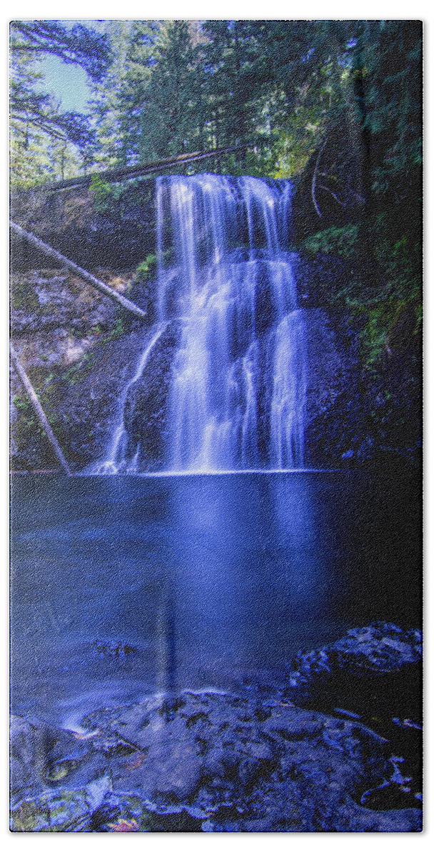 Falls Bath Towel featuring the photograph Silver Falls - Upper North Falls by Pelo Blanco Photo