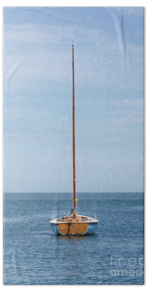 Boat Bath Towel featuring the photograph Simple sailboat by Steev Stamford