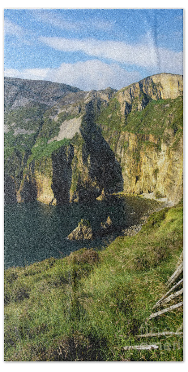 Ireland Hand Towel featuring the photograph Slieve League cliffs eastern end by RicardMN Photography