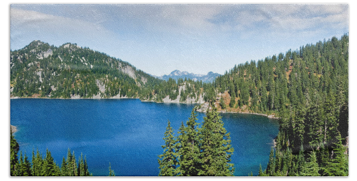 Alpine Bath Towel featuring the photograph Snow Lake by Jeff Goulden