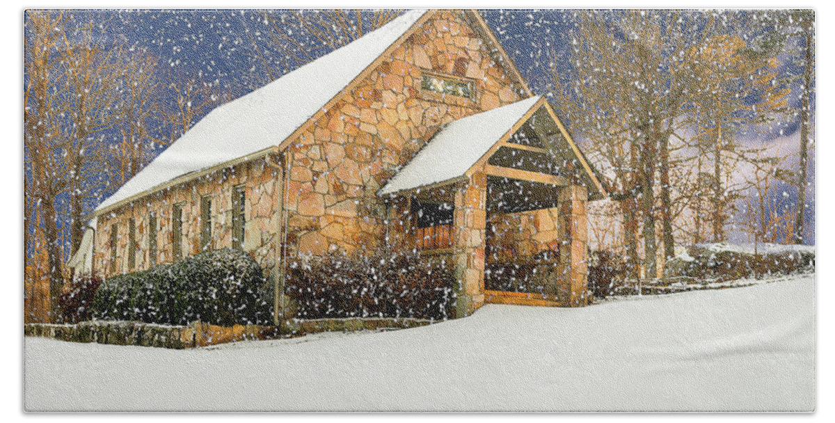 Christmas Bath Towel featuring the photograph Snowy Cloudland Presbyterian Church by Norman Peay