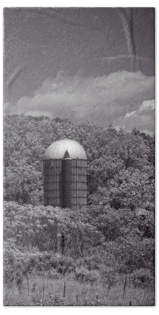 Barn Bath Towel featuring the photograph Solo Silo by Guy Whiteley