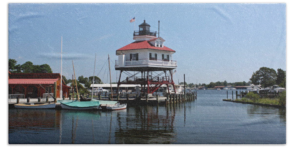 Solomons Bath Towel featuring the photograph Solomons Island - Drum Point Lighthouse Reflecting by Ronald Reid