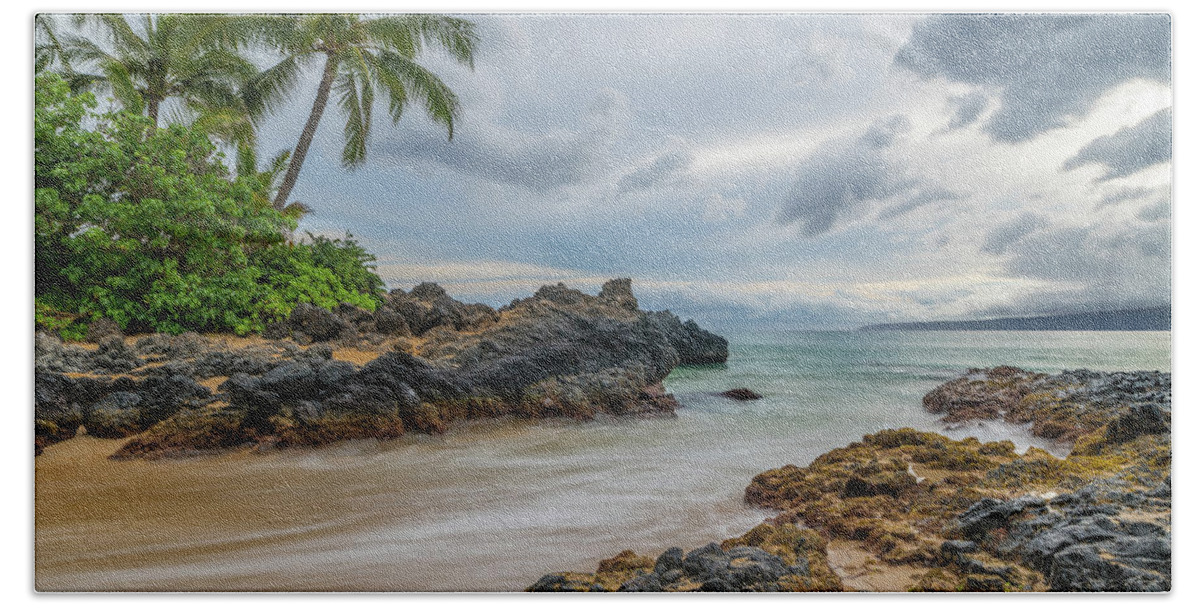 Hawaii Bath Towel featuring the photograph South Maui secret beach by Ian Sempowski