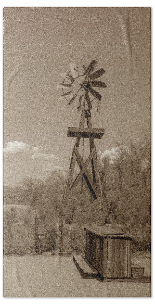 Windmill Bath Towel featuring the photograph Southwest windmill by Darrell Foster