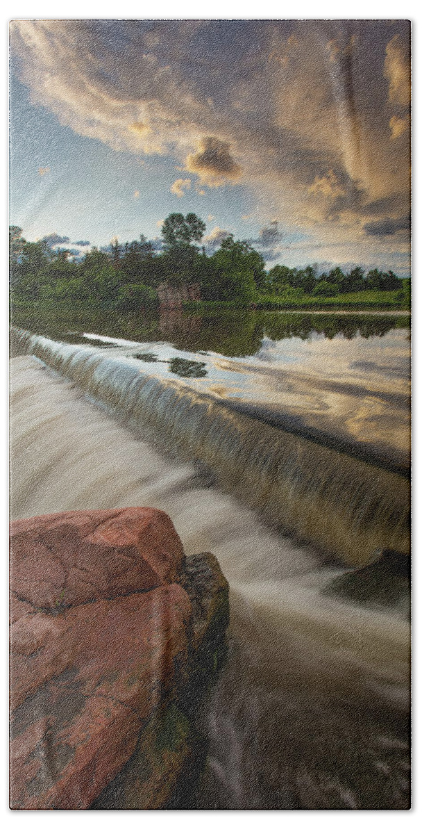 Park Sunset Water Bath Towel featuring the photograph Split Rock by Aaron J Groen
