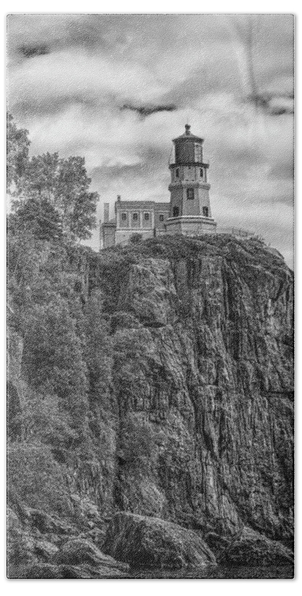 Lighthouse Bath Towel featuring the photograph Split Rock Lighthouse by John Roach