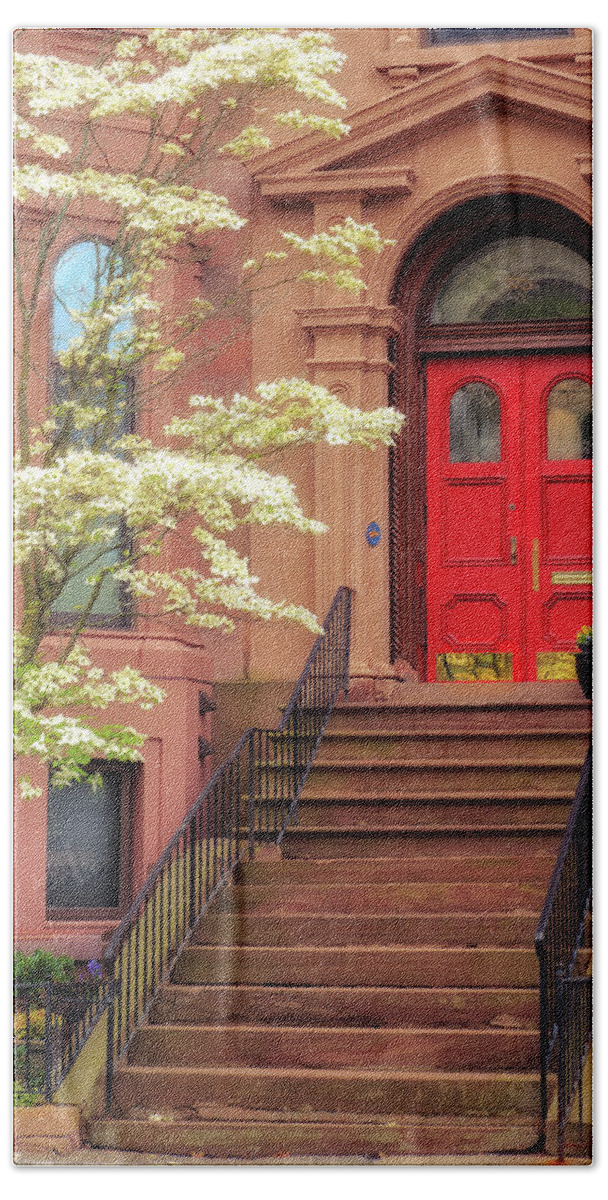 Red Door Hand Towel featuring the photograph Bushnell Park Brownstone by John Vose