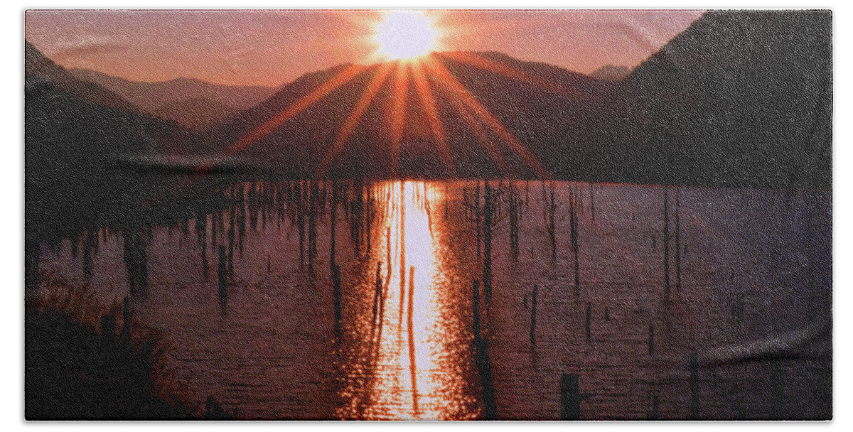 Montana Bath Towel featuring the photograph Starburst Sunrise - Earthquake Lake 005 by George Bostian